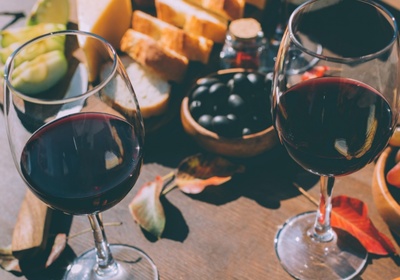 為什么新買的紅酒會又酸又澀？解析葡萄酒口感之謎