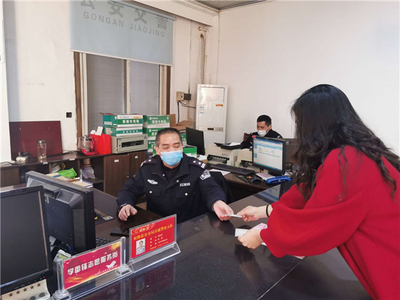 戰疫情 保暢安 雙牌交警學雷鋒精神，為民服務當先鋒